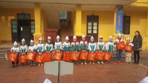 Trường Tiểu học Minh Khai phát huy truyền thống  Lá lành đùm lá rách. Nhà trường cùng Đội TNTP tặng 15 xuất quà Tết cho 15 em học sinh có hoàn cảnh khó khăn vươn lên trong học tập.